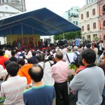 市民圍觀祈福道場