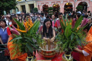 大批市民和旅客上香祈福