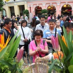 大批市民和旅客上香祈福