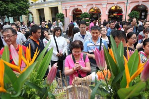 大批市民和旅客上香祈福