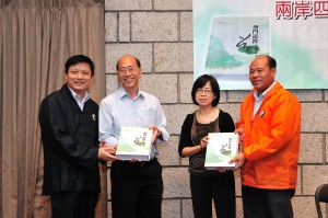 葉達副會長、賴宏副會長贈書予香港歷史博物館蕭麗娟總館長及香港文化博物館鄒興華館長