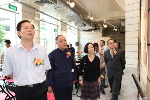 嘉賓觀賞澳門吳慶雲道院珍藏清代工筆神像畫