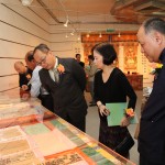 嘉賓觀賞展品澳門吳慶雲道院珍藏清代的道教經書