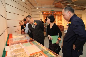 嘉賓觀賞展品澳門吳慶雲道院珍藏清代的道教經書