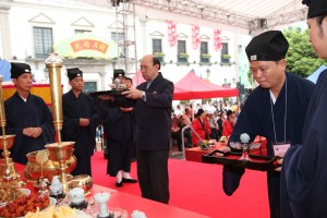 香港蓬瀛仙館馮明山副理事長、廣東省道教協會賴保榮會長虔誠上供