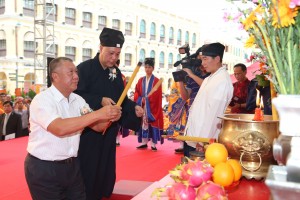 何厚铧副主席上香祈福