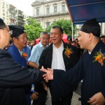 何厚鏵特首與中國道教協會林舟副會長及湯偉奇主席握手
