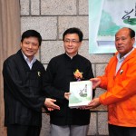 葉達副會長、賴宏副會長贈書予香港青松觀葉長青副主席