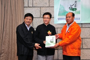 葉達副會長、賴宏副會長贈書予香港青松觀葉長青副主席